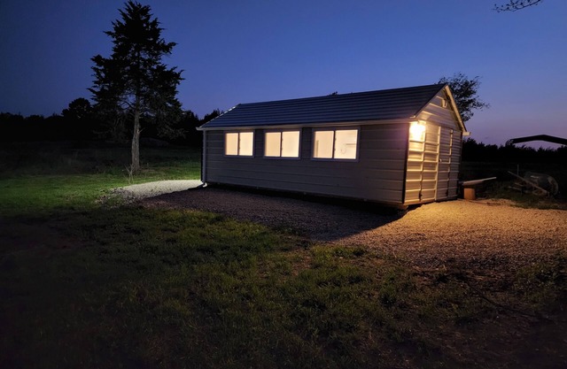 Cabin getaway with hot tub(cabin 3)