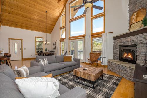 Cabin Haven Theater Game room Hot Tub Yard