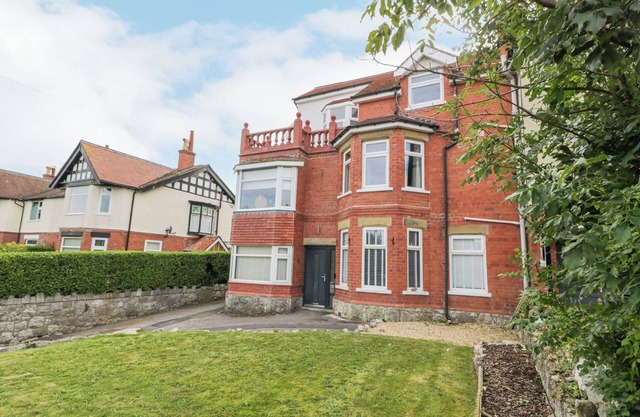 CABIN HILL, pet friendly, character holiday cottage in Rhos-On-Sea