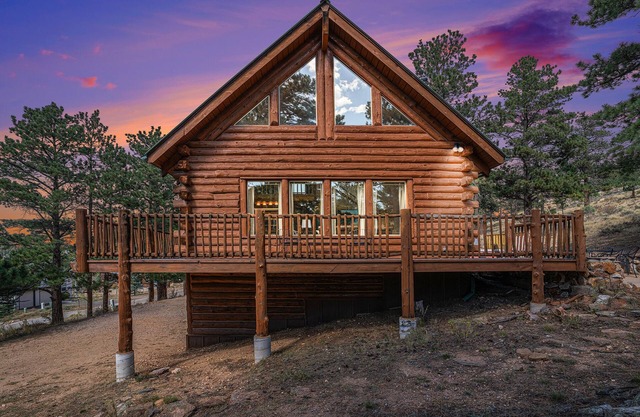 Cabin - Hot Tub w outdoor TV, Sleeps 12, King Bed, Dogs ok