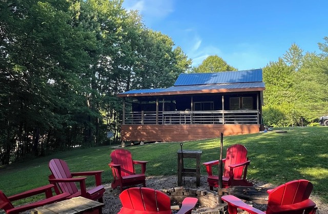 Cabin in Hocking Hills with Hot Tub, Fire Pit and Covered Back Deck.