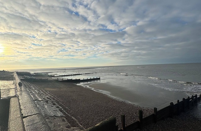 Cabin in secure garden walking distance from beach, shops and pub