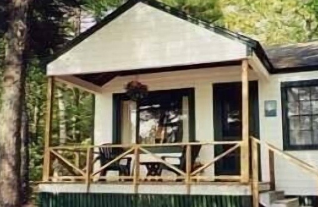 Cabane dans les bois en face du lac et Beech Mountain