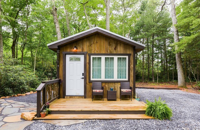 Private Cabin in the woods of Fairview. 20 minutes to Asheville.