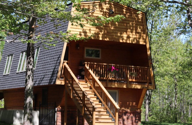 Chalet dans les bois sur 30 acres boisés avec des sentiers pédestres.