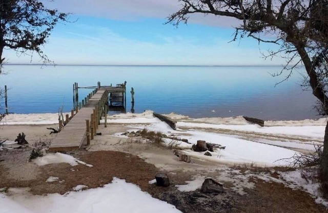 Cabane dans les bois sur l'eau caché à la plage