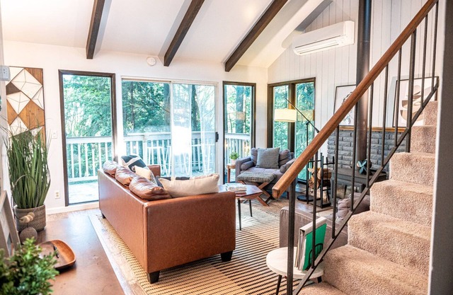 Cabin in the Woods with Lake Views & surrounded by PNW Vibes!