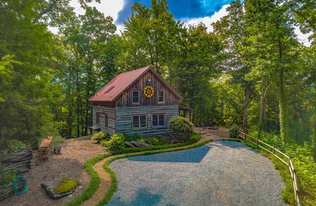 Chalet rustique construit avec bois de grange récupéré, vue de grand-père, finitions de concepteur, tables de jeu