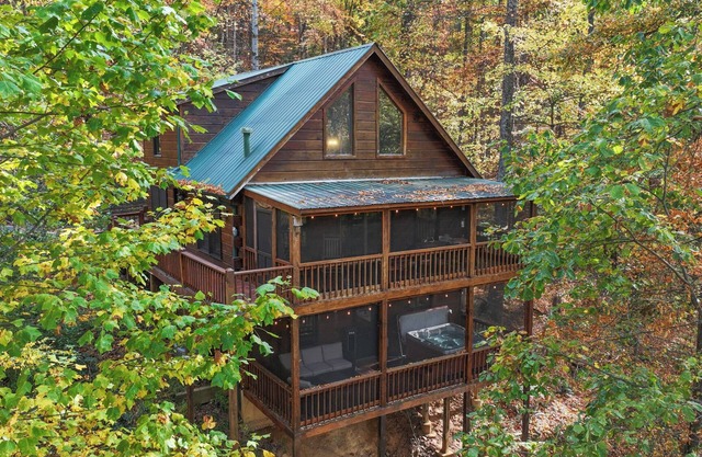 Private Cabin with Hot Tub, Fire pit & GameRm! BYO Dogs!