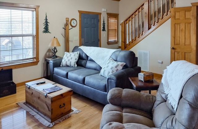 Cabin-like woodland getaway w/pool, tennis, gas fireplace