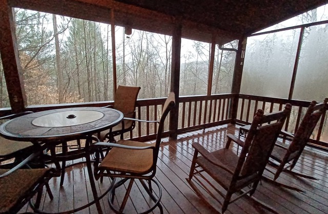 Cabin located in 8 miles between Blue Ridge and Ellijay GA by the Ellijay river