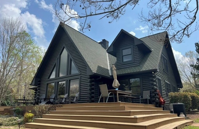 Cabin Lodge on Lake Bowen w/ lake access