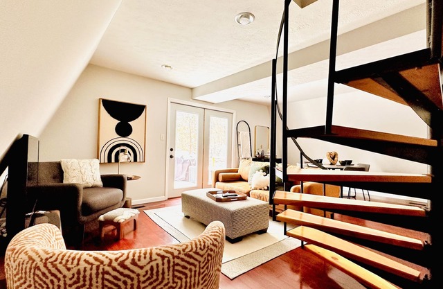 Cabin : Modern & Cozy A-Frame Cabin, minutes away from downtown Bloomington