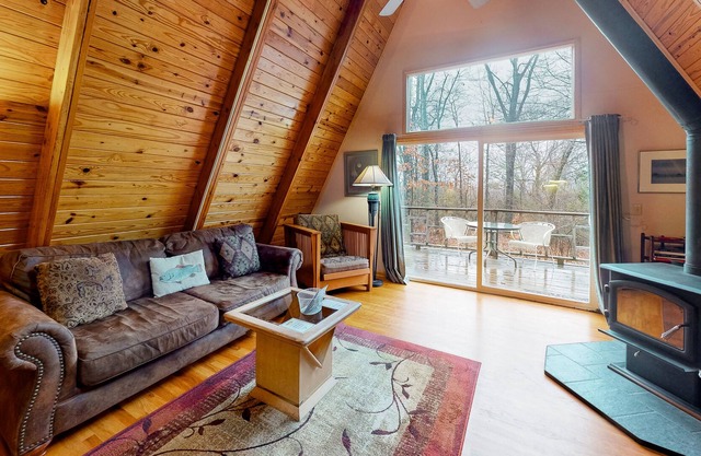 Cabin near downtown with a loft, fireplace, shared pool, & AC