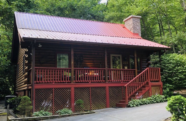 Cabane nichée dans les bois