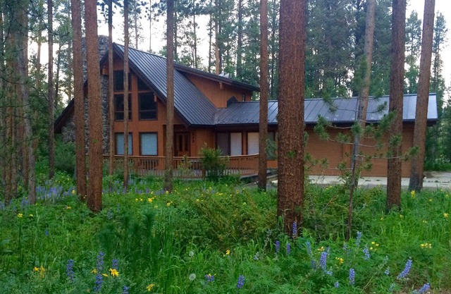Chalet niché dans les bois, près de la ville!