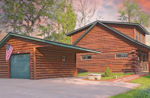 Cabin Oasis on the Lake "Minutes from EAA"