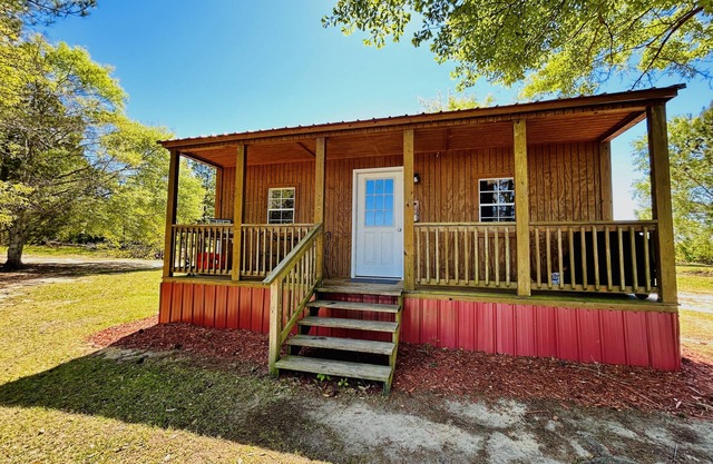 Heifer Hotel - Tiny Home on 40 acres with private lake!