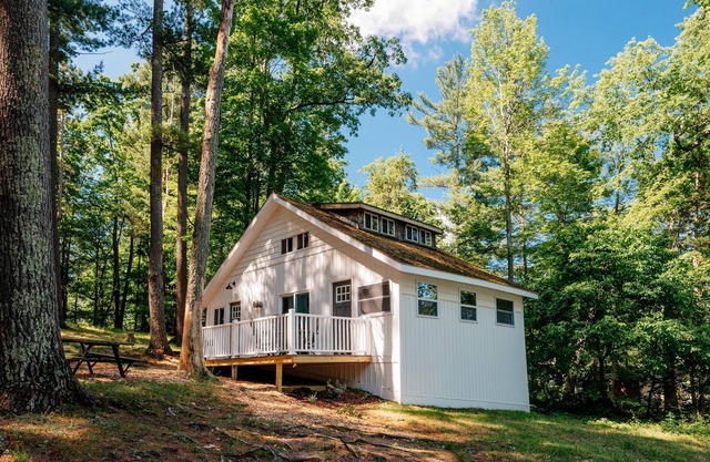 Cabin on beautiful Arbutus Lake near Traverse City