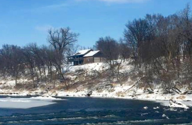 Cabine sur le bluff de la rivière Big Sioux avec les eaux tumultueuses du barrage du Klondike ci-dessous.