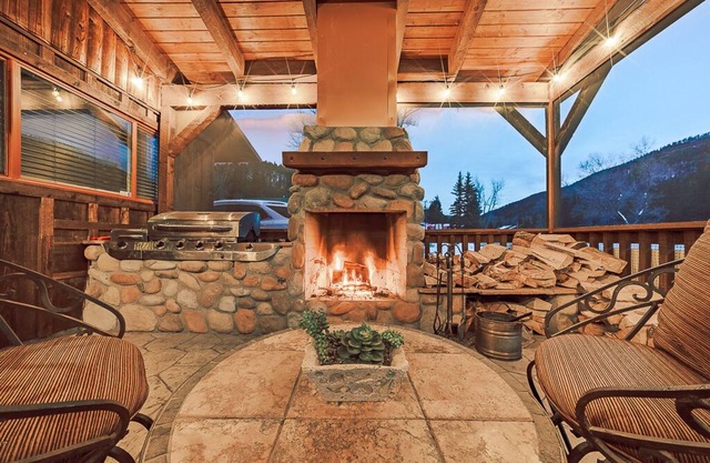 Cabin-on Main-1 Bed 1 Bath 1 SleepSofa Pet w/ Fee