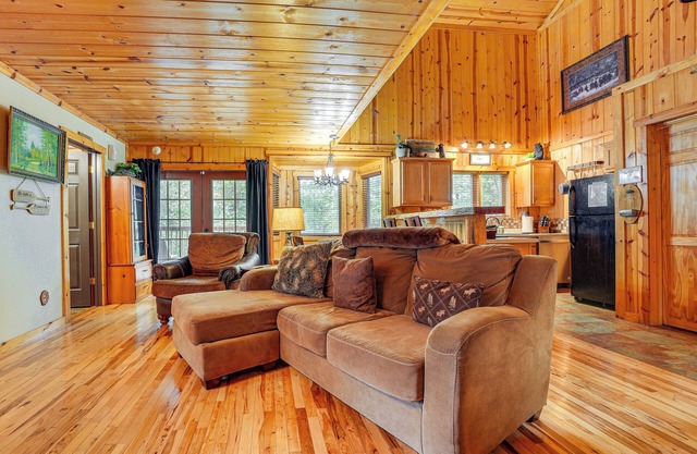 Cabine sur Table Rock Lake avec bain à remous et foyer!