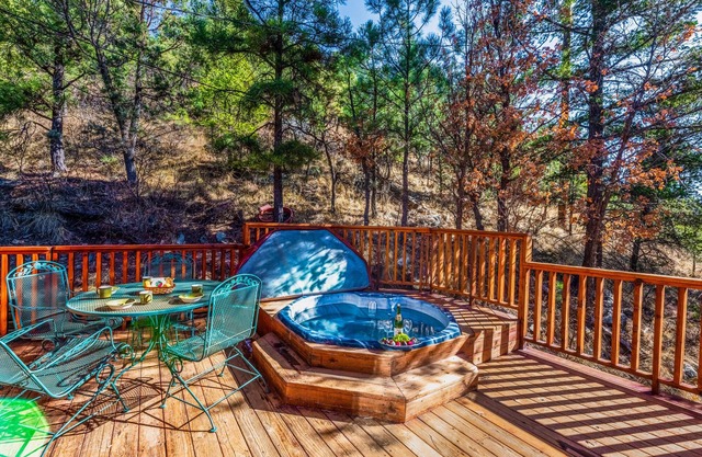 Cabin on the Creek, 3 chambres, 6 personnes, bain à remous, cheminée, Animaux acceptés