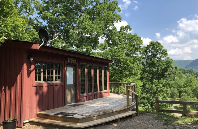 Chalet sur la colline dans les montagnes