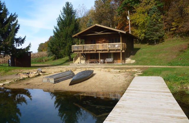 Chalet sur le lac est votre propre Hideaway sur un domaine privé de 10 acres lac