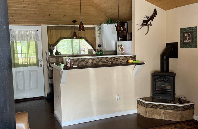 Cabin on the river with private balcony 5 min to Estes park with hot tub nice!!