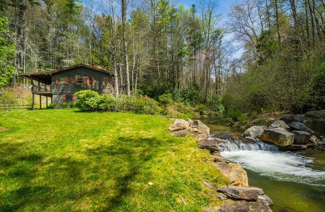 Chalet sur la rivière Trout, 9 acres entouré de forêt américaine, cascades, 100% isolé