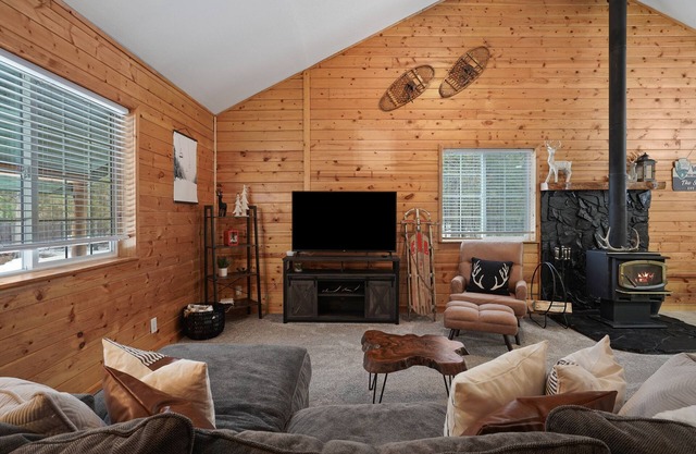Cabin, Private Fenced Beauty! Detached Game Room, Darts, Basketball, Foosball