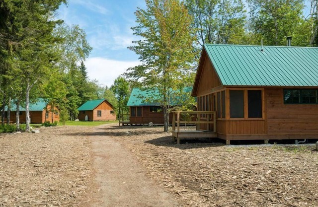 Cabin, Queen, 2 Twins, Kitchenette and Shared Bathroom