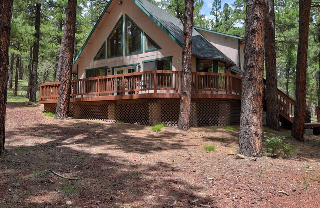 Grand Canyon, Flagstaff, Sedona - Cabin Retreat in Tall Pines on 2.5 acres
