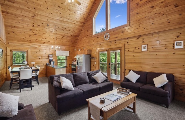 Cabin Retreat: Secluded Deck ~ Hot Tub ~ Game Room