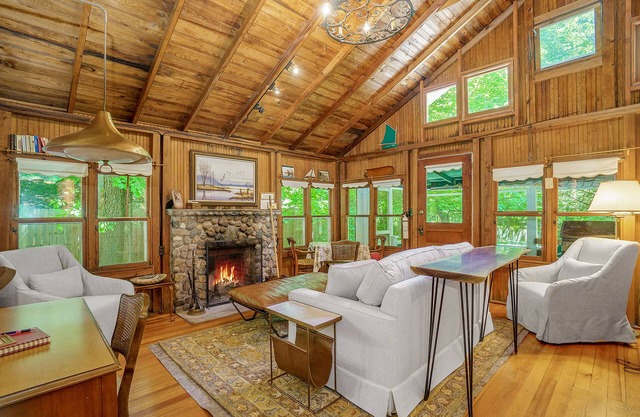 Chalet de style cabine avec cuisine complète, foyer au bois et Wi-Fi complet!