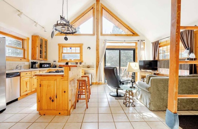 Cabin-Style Ski Home in Minturn with Private Deck