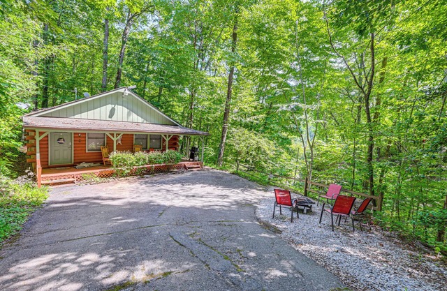 Cabin w/ Hot Tub, Near Smoky Mountains Nat’l Park!