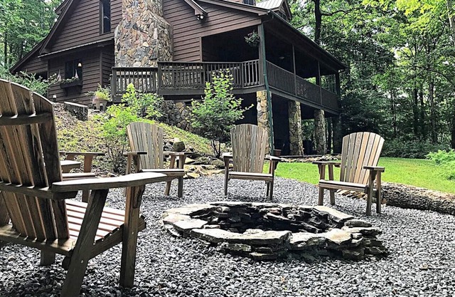 Cabine haut de gamme, bain à remous, foyer, animaux domestiques admis, WiFi, gaz Frpl, terrasse spacieuse