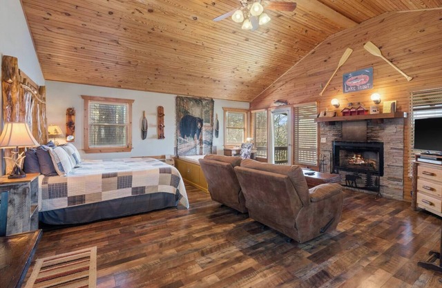 Cabin w/King Bed, Jacuzzi + View