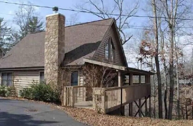 Cabin w/ loft & beautiful updates, indoor fun/hot tub/new grill & communal pool!