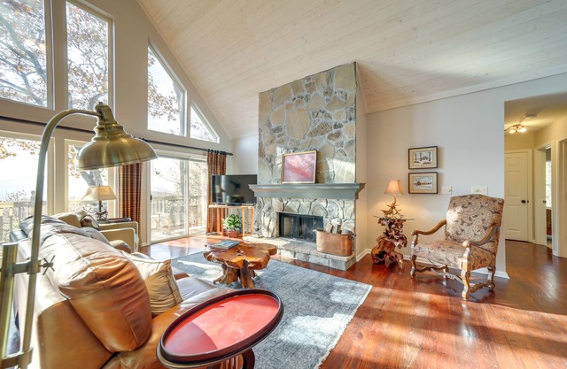 Cabin w/ Mountain Views: Near Cashiers & Highlands