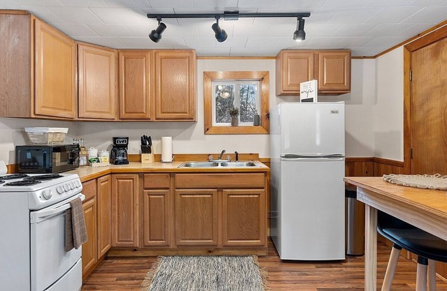 Cabin W/Private Hot Tub~ Pet Friendly NEar Loon Mtn, Waterville & OWls NEst Rst