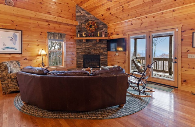 Cabin with Appalachian Mountain Views