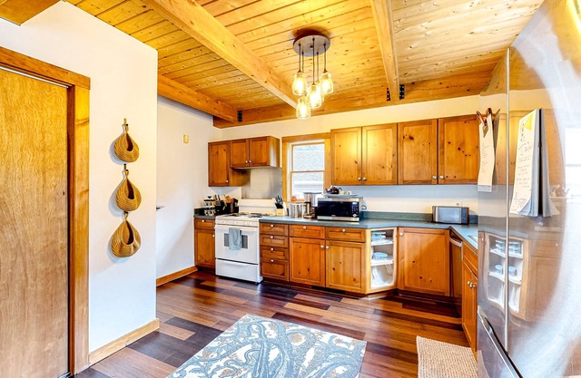 Cabin with deck, grill & fire table on 10 private acres - near Crescent Beach
