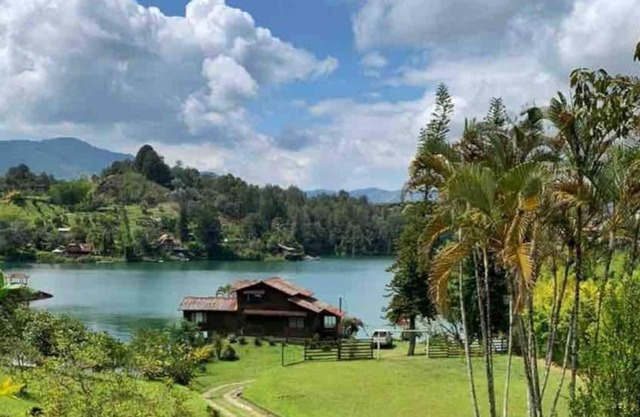 Cabane avec sortie sur le lac et vue sur la pierre - Guatapé - Colombie