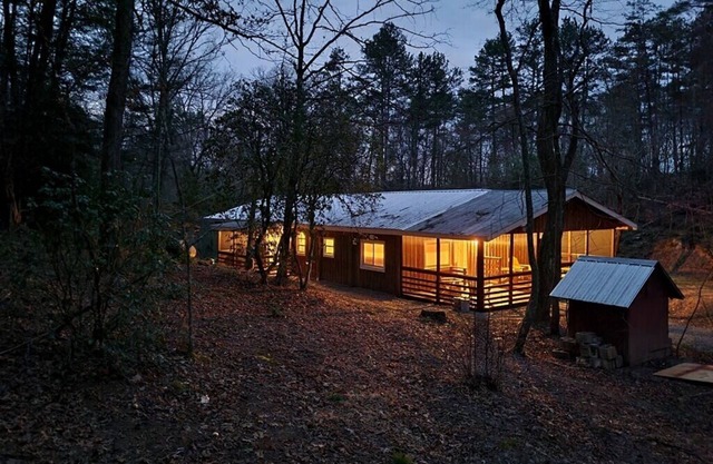 Cabin with Firepit, HotTub and Fireplace near waterfalls, wineries on 1.25 acres