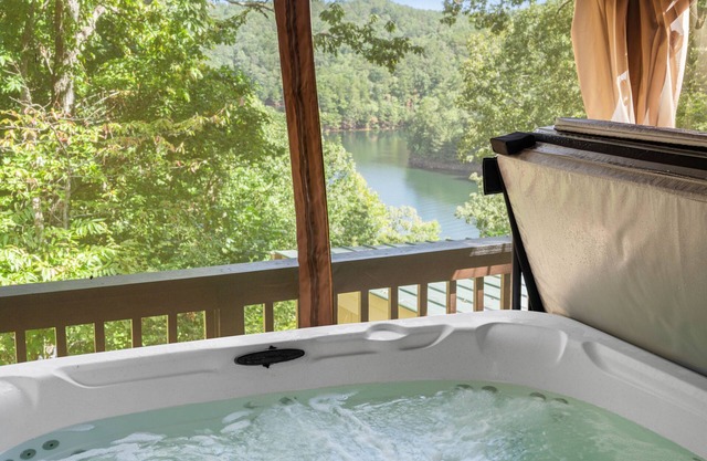 Cabin with hot tub & stunning lake and mountain views throughout