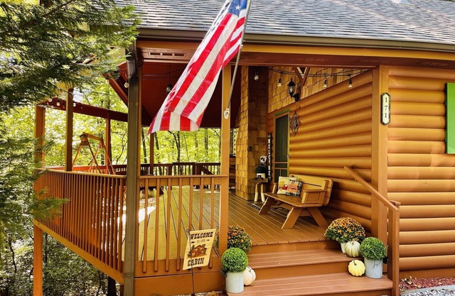 Cabin with hot tub firepit fireplace and game room area!near Helen