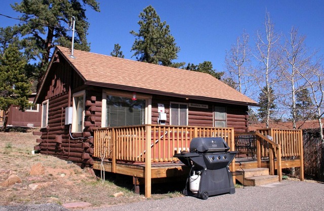 Cabin with Mountain View from Personal Hot Tub